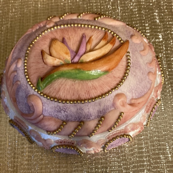 Vintage Oval trinket box with lid beautiful design and on top a flower. - Picture 2 of 6